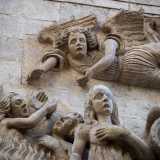 ...e il ricco gruppo scultoreo delle anime in fiamme in procinto di essere salvate dagli angeli ornano la trabeazione del portale